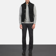
Tony Черный Suede Vest для Мужчин - Вид сбоку, демонстрирующий эргономичный крой рукава