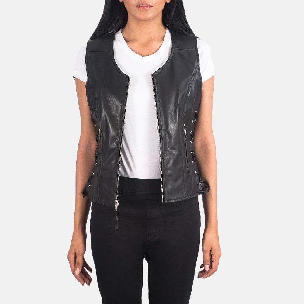
Vanda Черный Leather Biker Vest для Женщин in Black Goatskin Leather - Вид спереди и приталенный силуэт | Купить в официальном онлайн-магазине