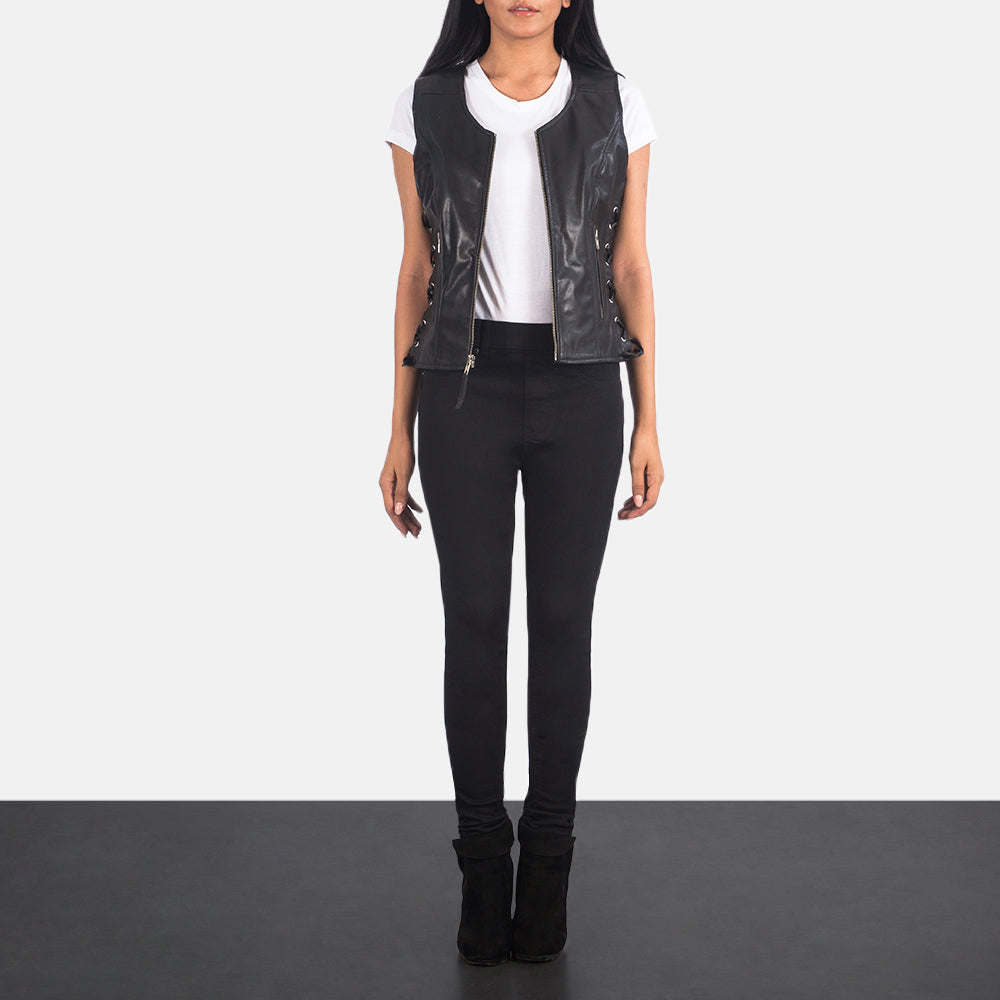 
Vanda Черный Leather Biker Vest для Женщин - Вид сбоку, демонстрирующий эргономичный крой рукава