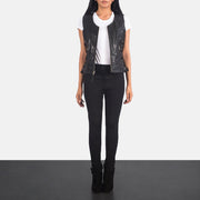 
Vanda Черный Leather Biker Vest для Женщин - Вид сбоку, демонстрирующий эргономичный крой рукава