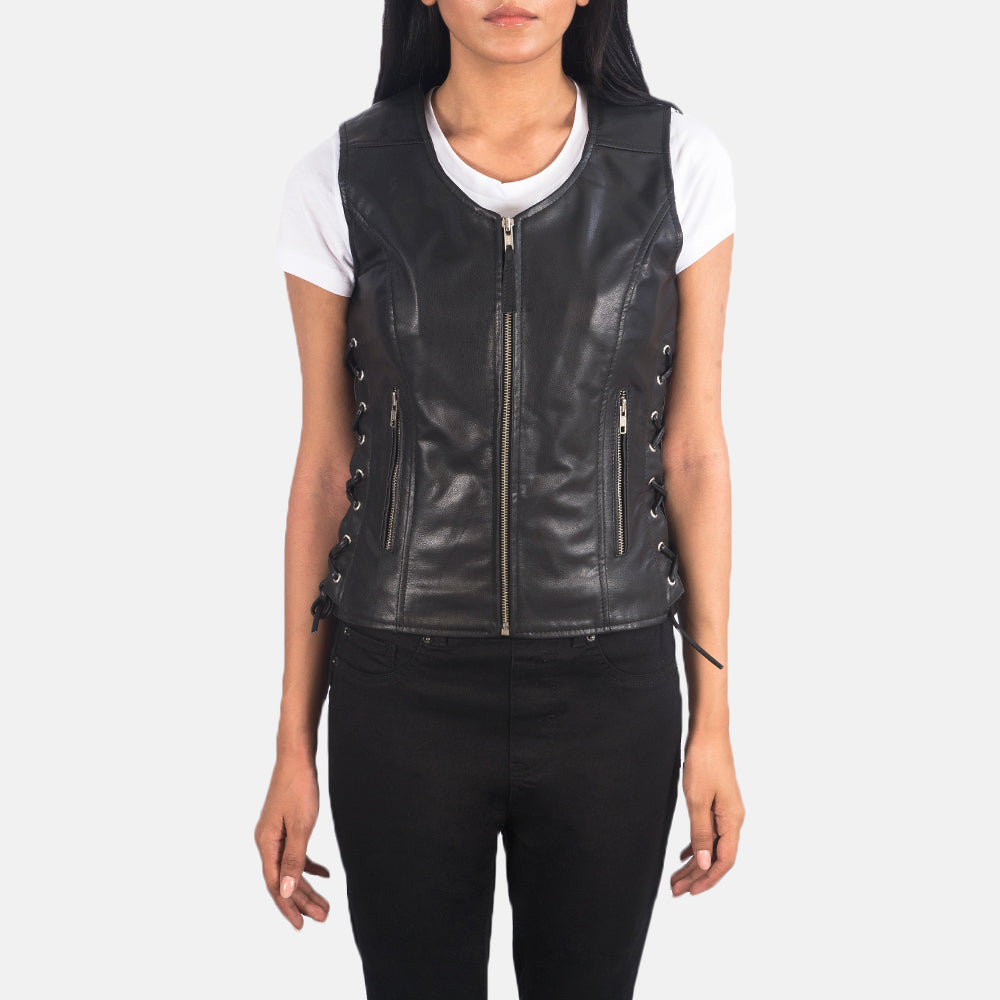 
Крупный план деталей of V-neck & Zipper Hardware on Vanda Черный Leather Biker Vest для Женщин