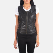 
Крупный план деталей of V-neck & Zipper Hardware on Vanda Черный Leather Biker Vest для Женщин