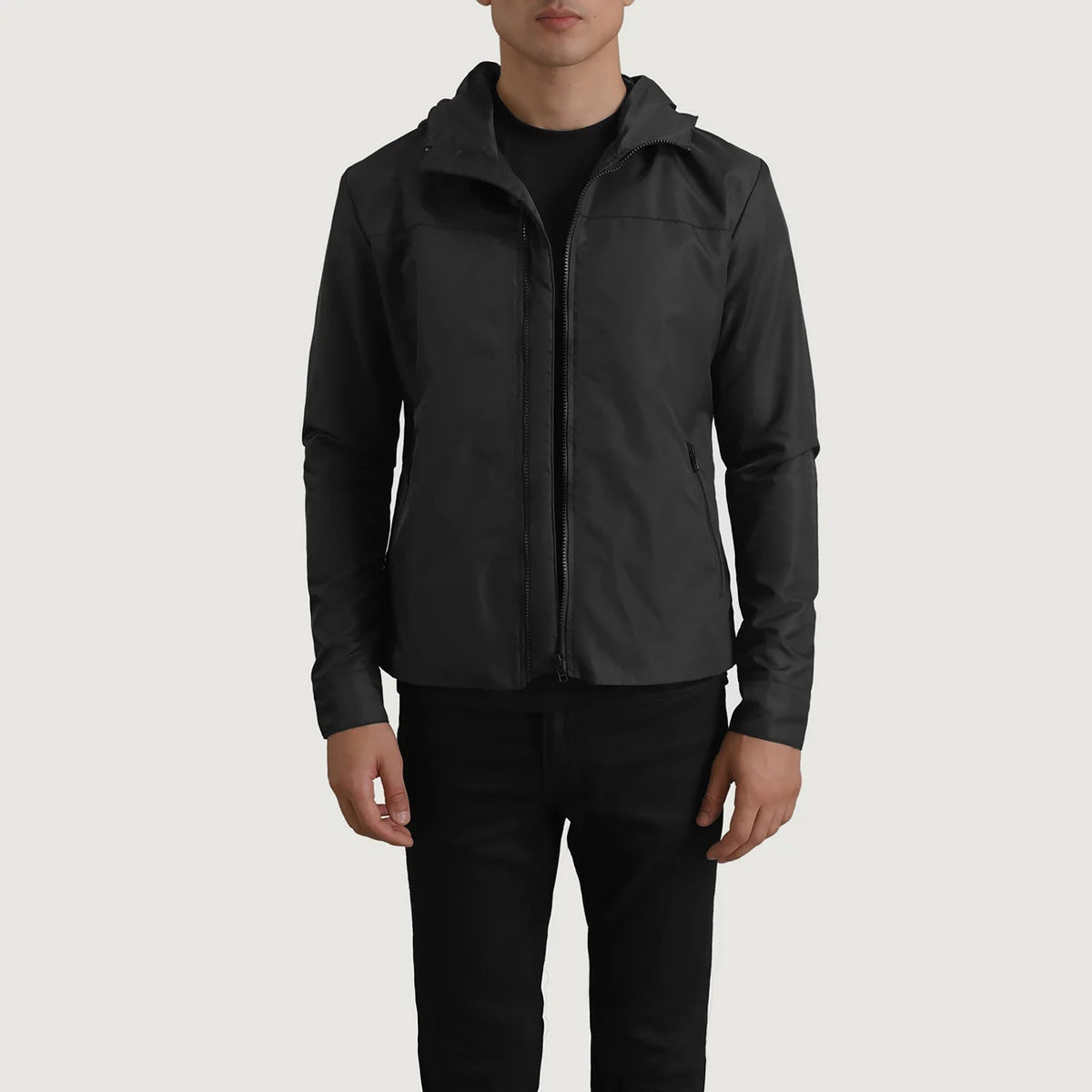 
Wesley Черный Hooded Windbreaker Кожаная куртка для Мужчин в натуральной черной яловой коже - Вид спереди и приталенный силуэт | Купить в официальном онлайн-магазине