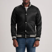 
Xander Черный Varsity Кожаная куртка для Мужчин in Black Satin - Вид спереди и приталенный силуэт | Купить в официальном онлайн-магазине