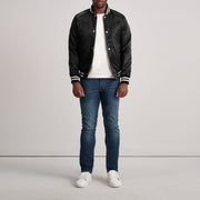 
Крупный план деталей of Varsity & Button Hardware on Xander Черный Varsity Кожаная куртка для Мужчин