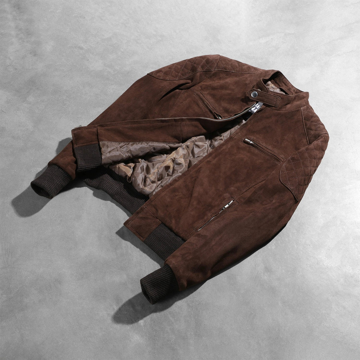 
Как выглядит на человеке:  Zenna Mocha Suede Bomber Jacket на модели — естественные складки при дневном свете